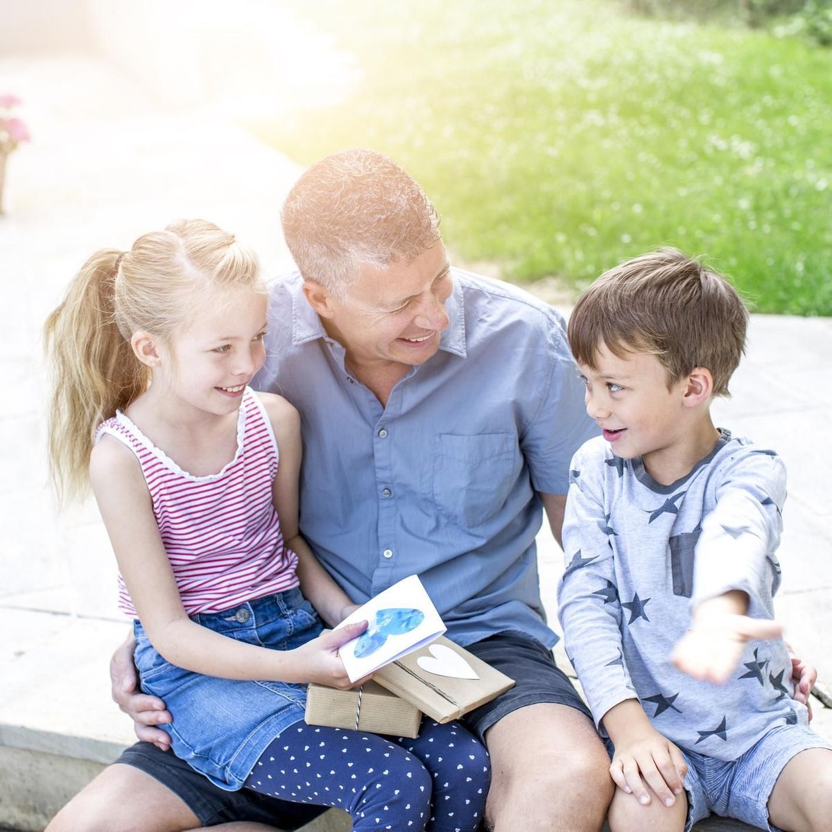 père et enfants heureux fête des pères